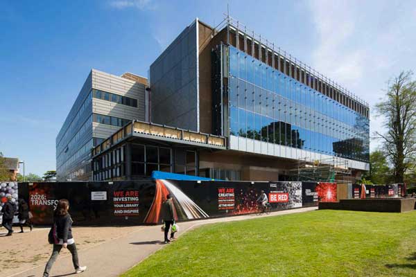 University-Reading-students-reading-building