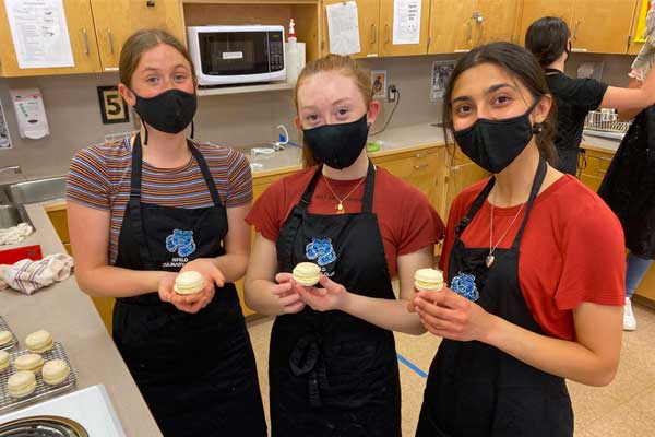 Mark-R.-Isfeld-Secondary-School-cooking-students