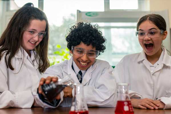 Bournemouth-Collegiate-School-students-doing-chemistry-experiments